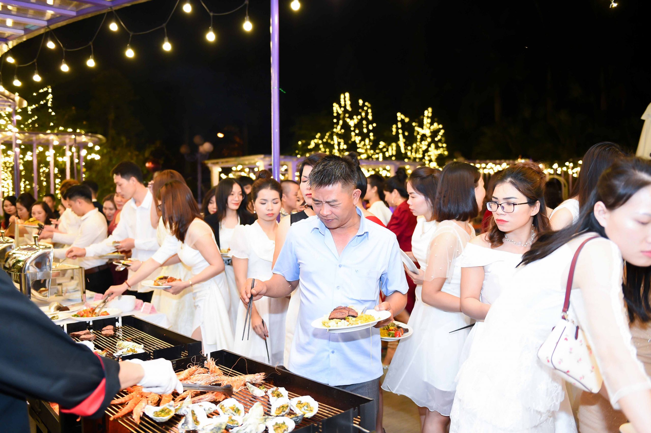 Thưởng thức tiệc "Pool Party"