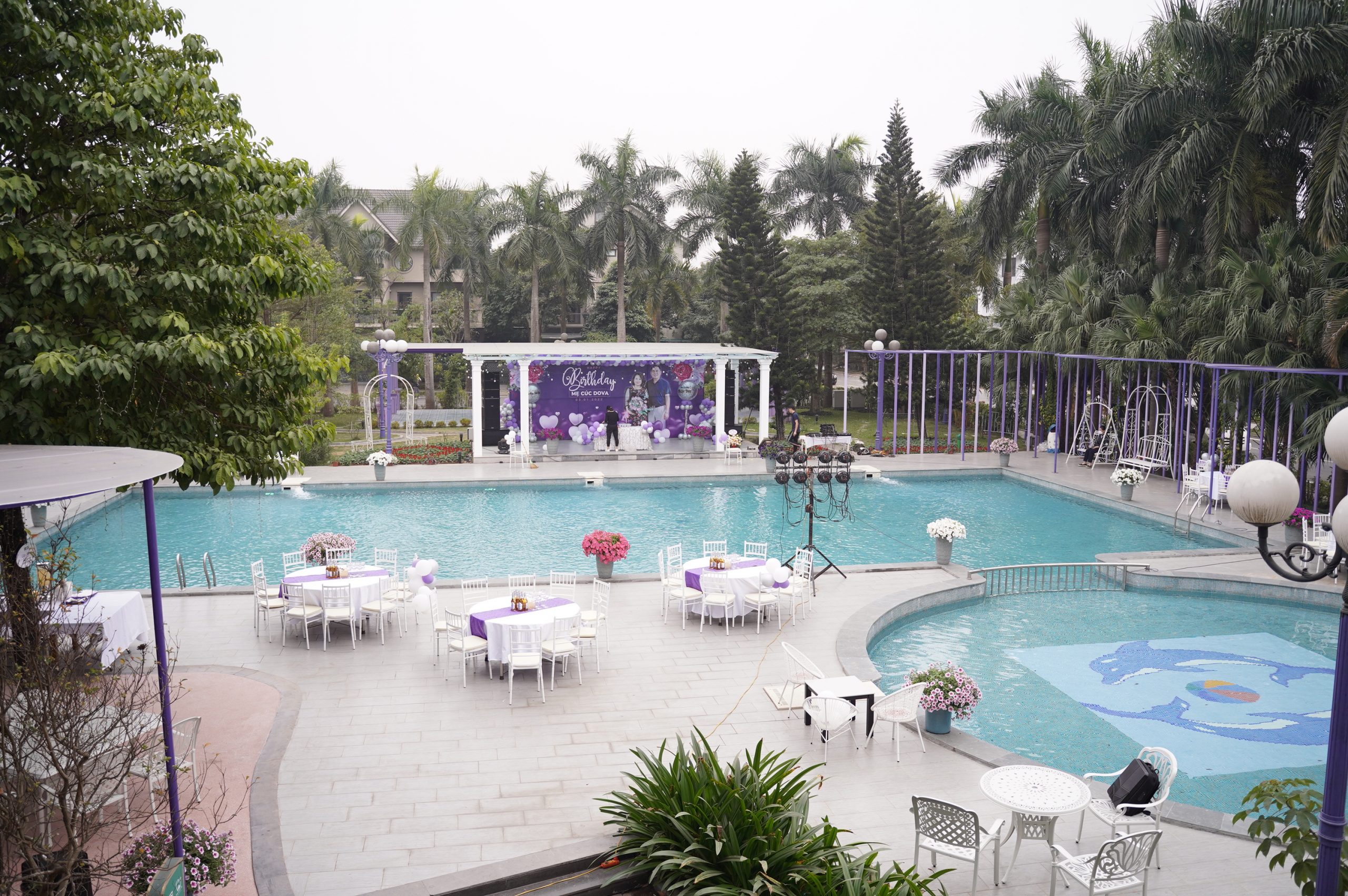 Bể bơi ngoài trời rộng với làn nước xanh mát
