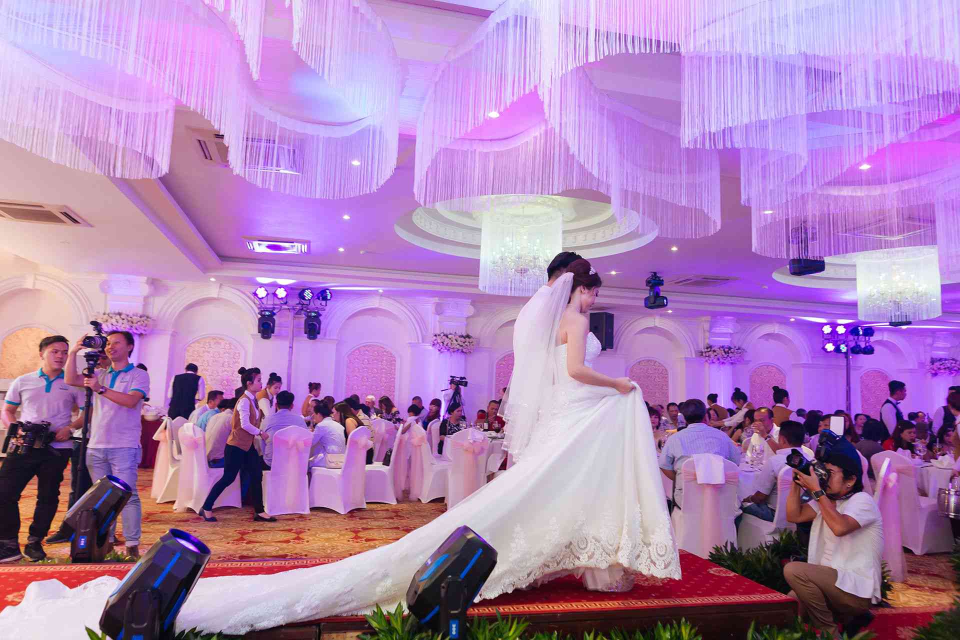 Nên đặt tiệc cưới trước khi tổ chức bao lâu?