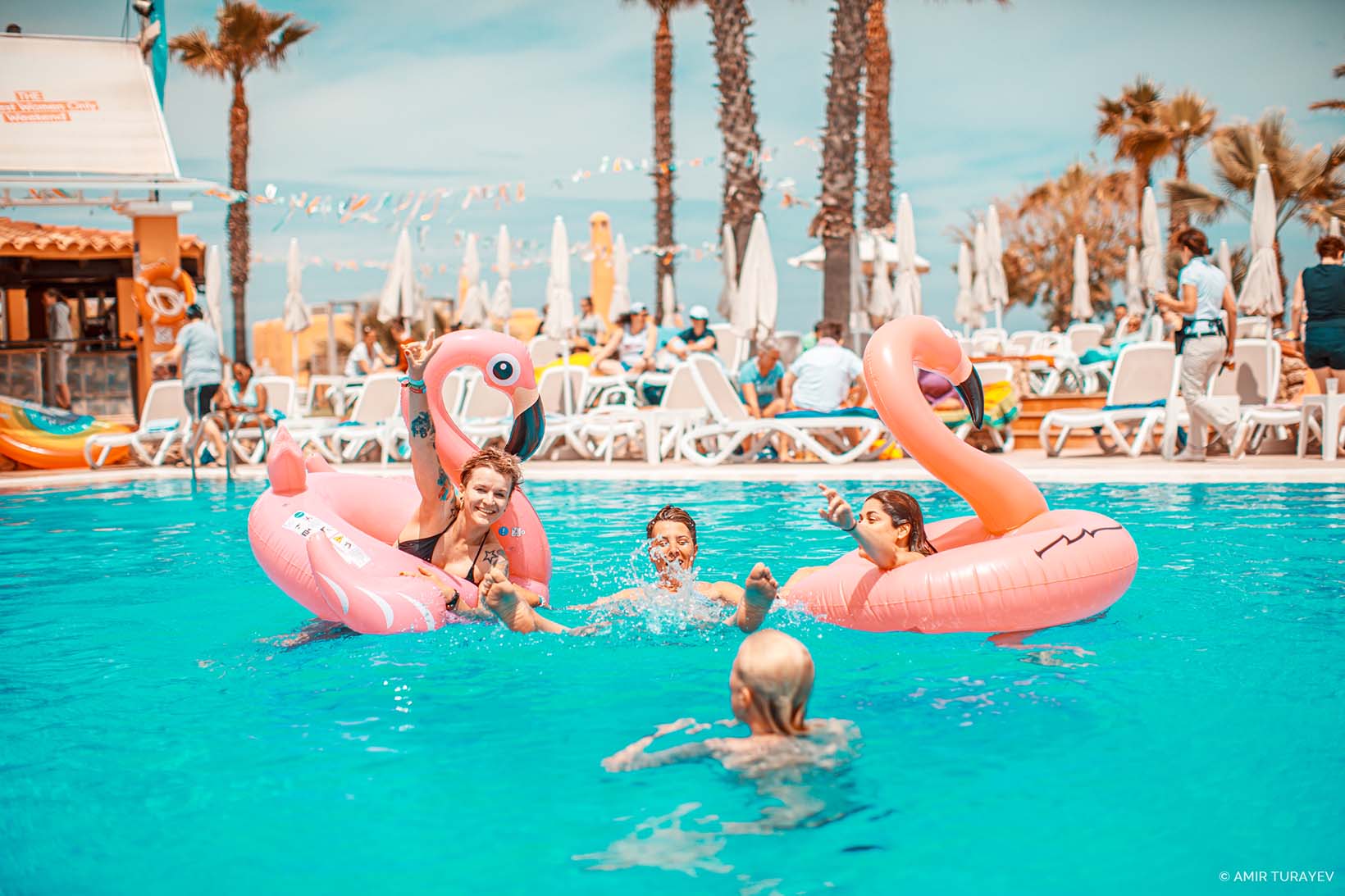 Tổ chức Pool Party cần tạo một không gian thân thiện và thoải mái như ở nhà