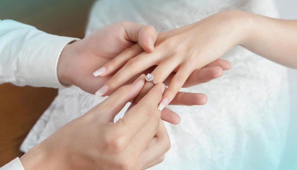 Cách đeo nhẫn cưới ở Việt Nam