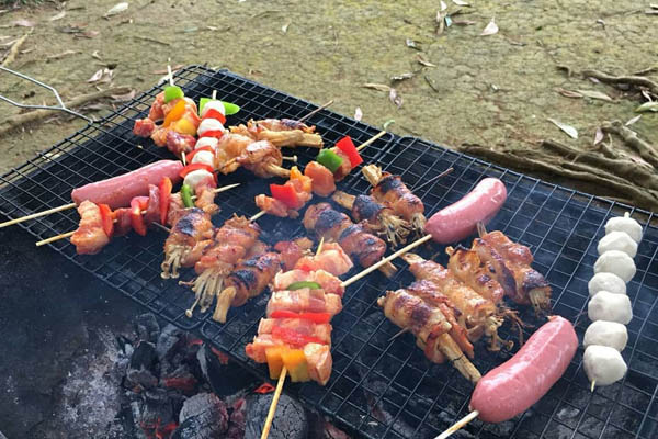 Ướp sẵn thịt nướng khi đi dã ngoại cuối tuần