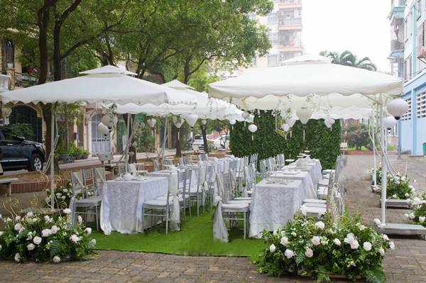 Nhà nhỏ, ngõ hẹp nên tận dụng trang trí ô dù vuông lệch tâm