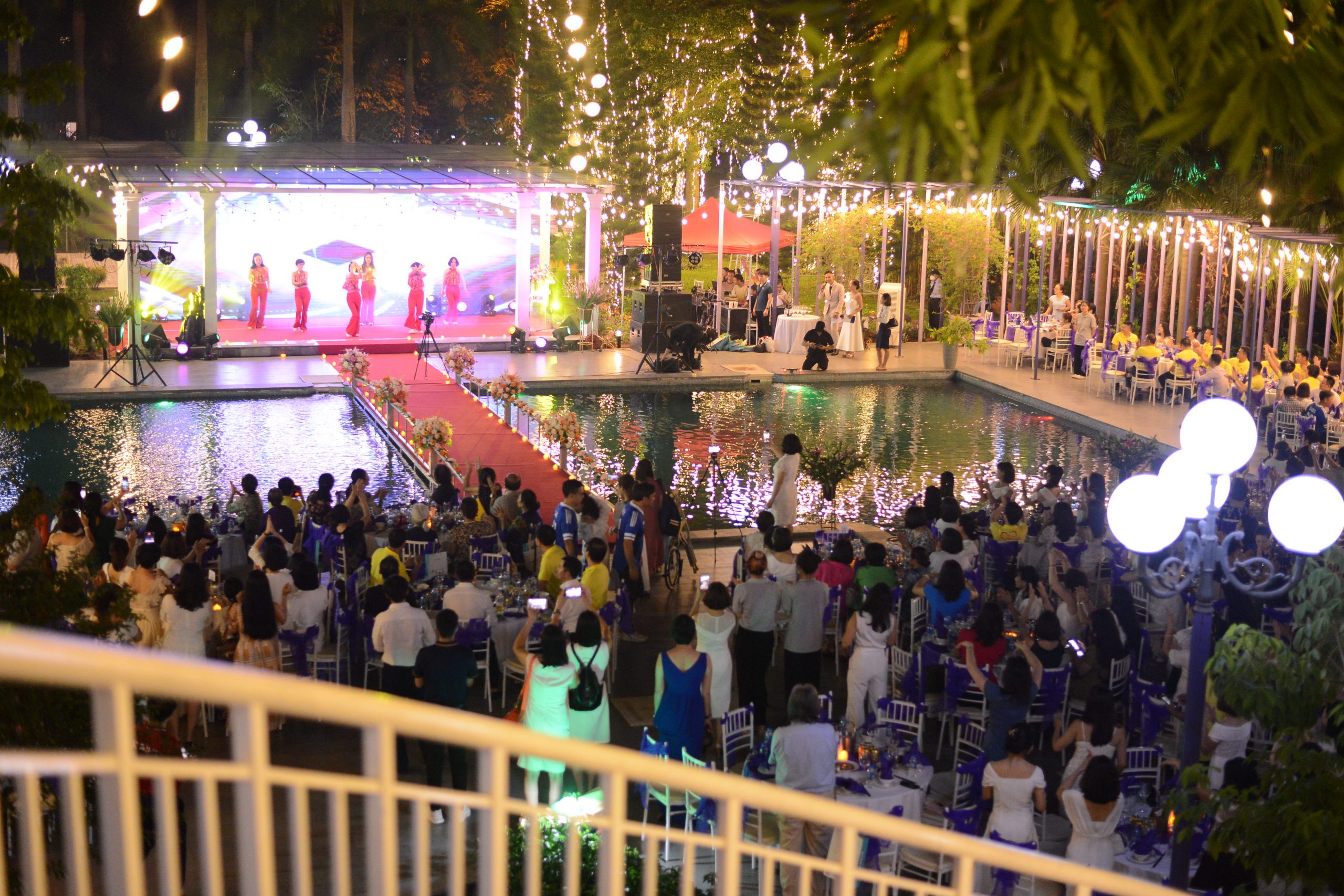 tiệc pool party