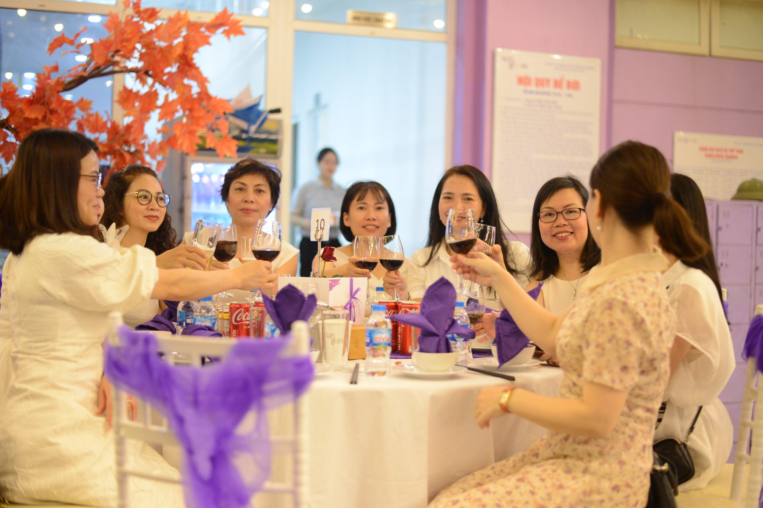 Cùng nhau nâng ly nhân ngày hội tụ