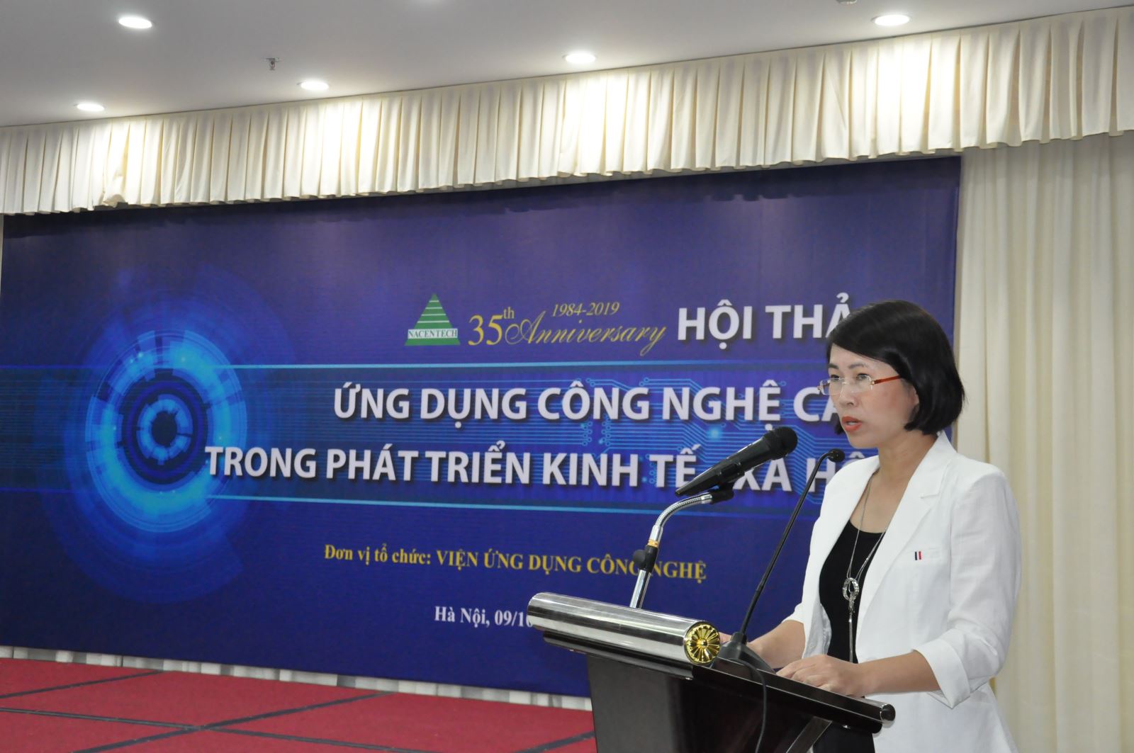 Khách mời tham dự buổi tổ chức hội thảo khoa học phải bám sát chủ đề 