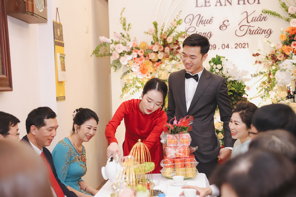 Cô dâu và chú rể mời nước quan khách
