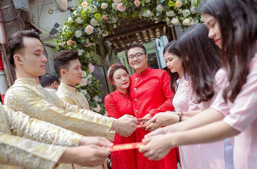 trao phong bì lì xì trả duyên cho nhau.