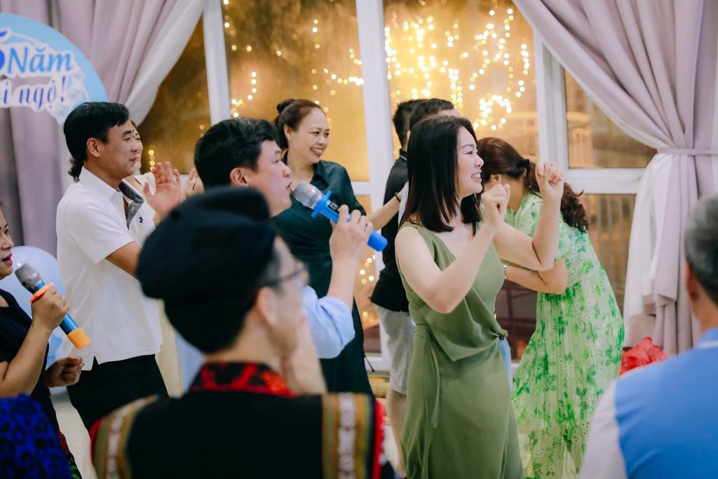 Khách hàng hòa mình cùng âm nhạc