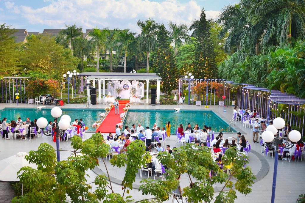 Không gian tiệc ngoài trời phù hợp cho dịp năm mới