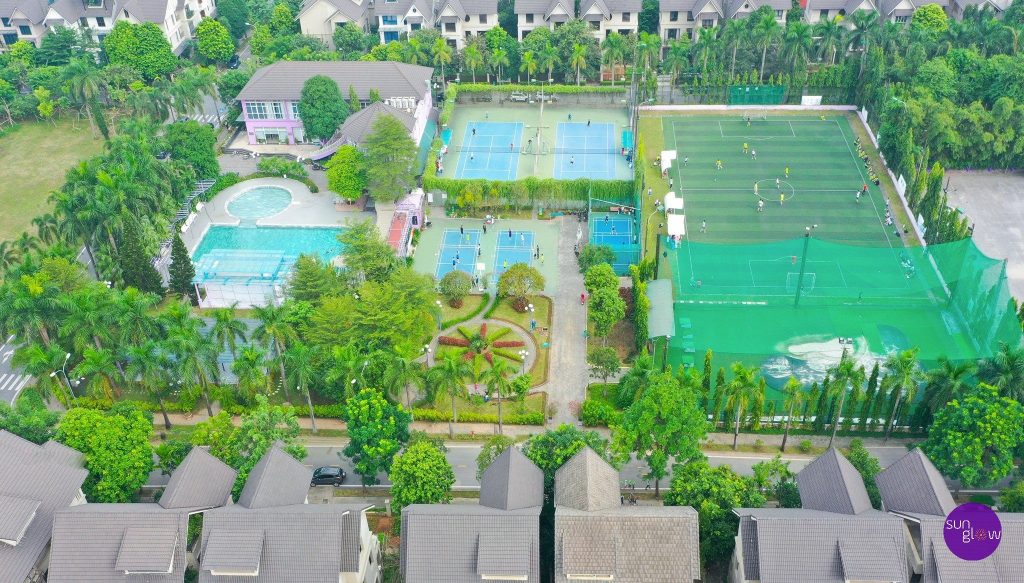 Không gian tiệc ngoài trời với cây cối xanh mát